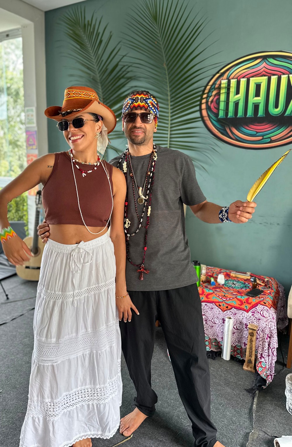 André e Gabriela em pé no espaço de rezo da Casa IHAUX